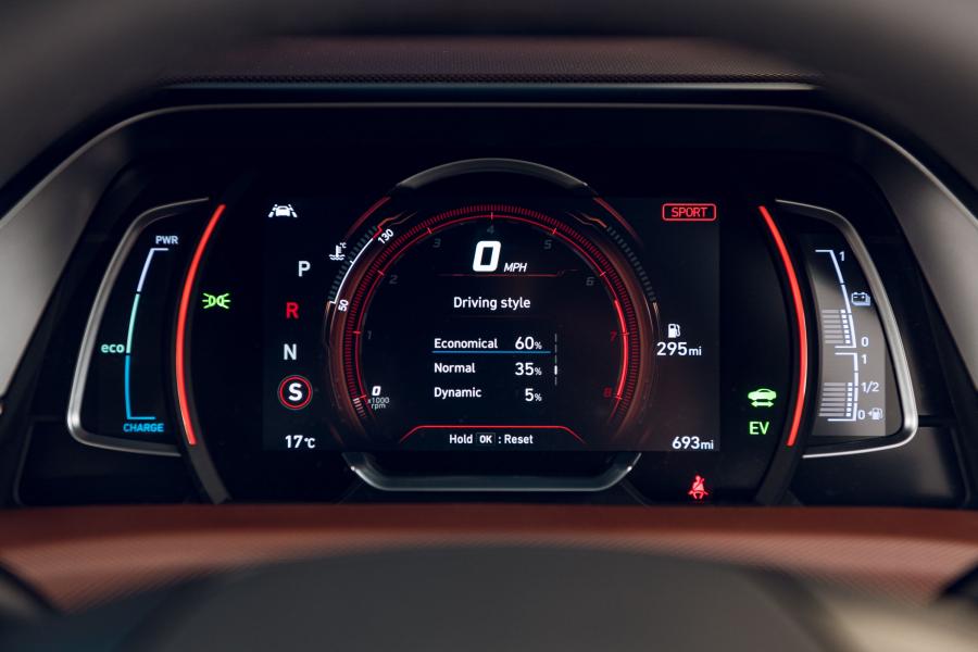 Панель приборов Hyundai IONIQ hybrid (AE) 2019 года  (UK) (фото 12 из 42)